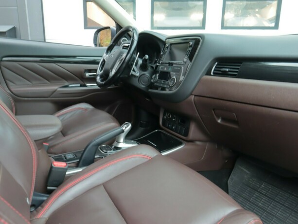 mitsubishi-outlander-elektrisitetbensin-2016-big-11