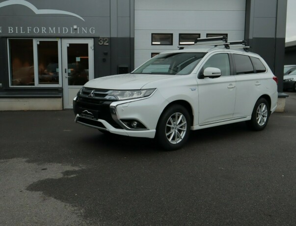 mitsubishi-outlander-elektrisitetbensin-2016-big-0