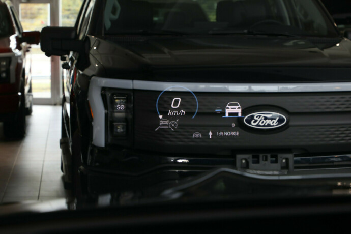 mercedes-benz-gls-bensin-2022-big-12