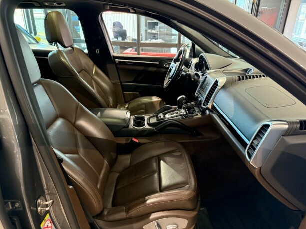 porsche-cayenne-elektrisitetbensin-2015-big-17