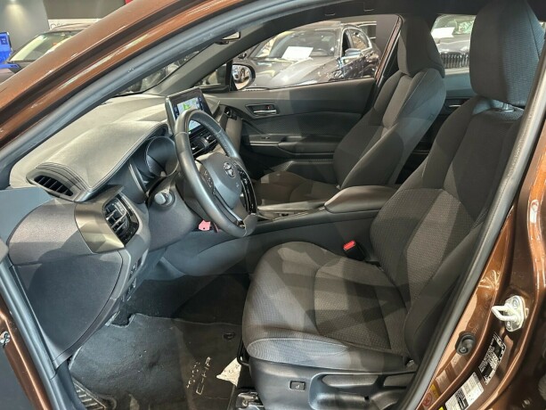 toyota-c-hr-bensin-2017-big-11