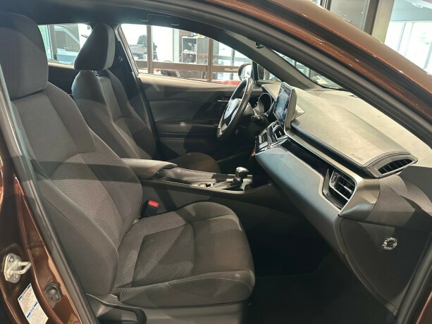 toyota-c-hr-bensin-2017-big-20