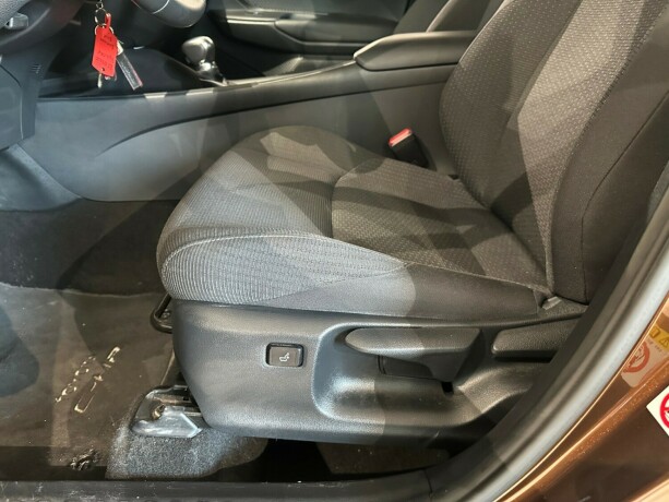 toyota-c-hr-bensin-2017-big-28