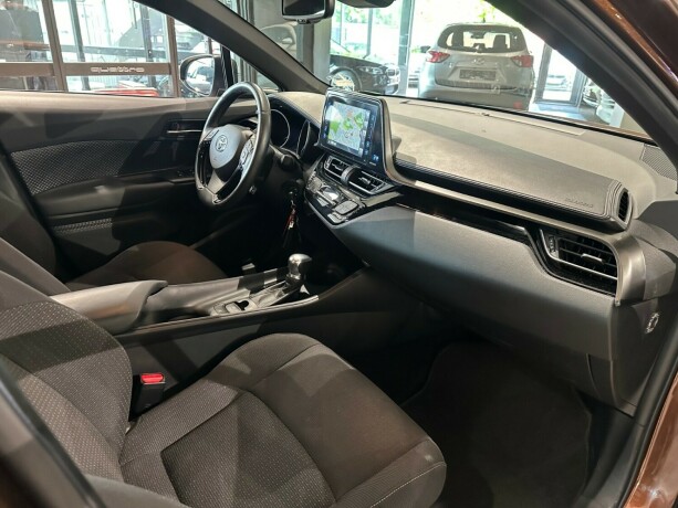 toyota-c-hr-bensin-2017-big-15