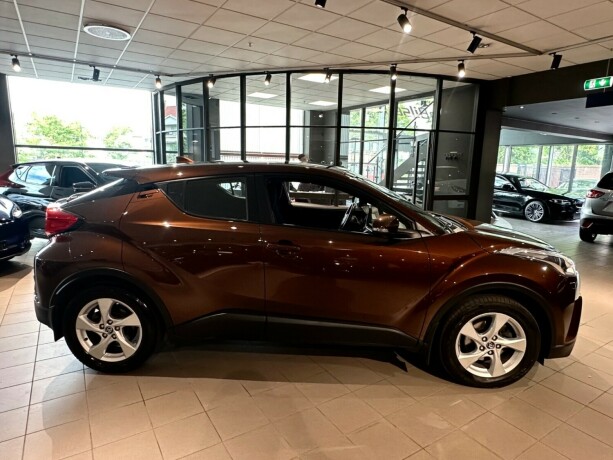 toyota-c-hr-bensin-2017-big-7