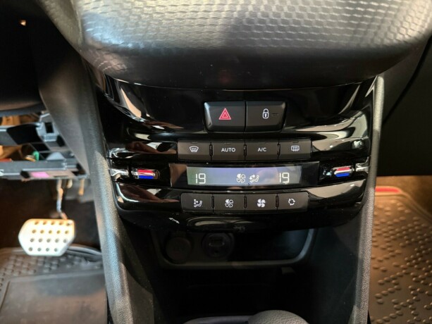 peugeot-2008-bensin-2017-big-18