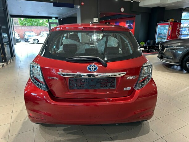 toyota-yaris-elektrisitetbensin-2014-big-26