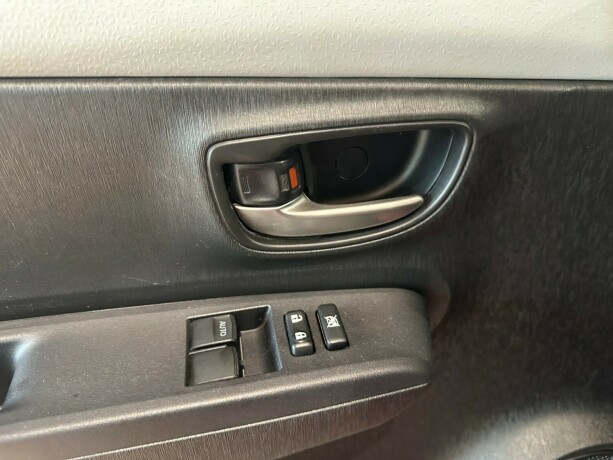 toyota-yaris-elektrisitetbensin-2014-big-24