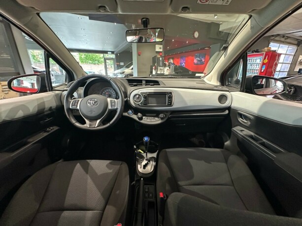 toyota-yaris-elektrisitetbensin-2014-big-7