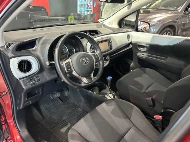 toyota-yaris-elektrisitetbensin-2014-big-6