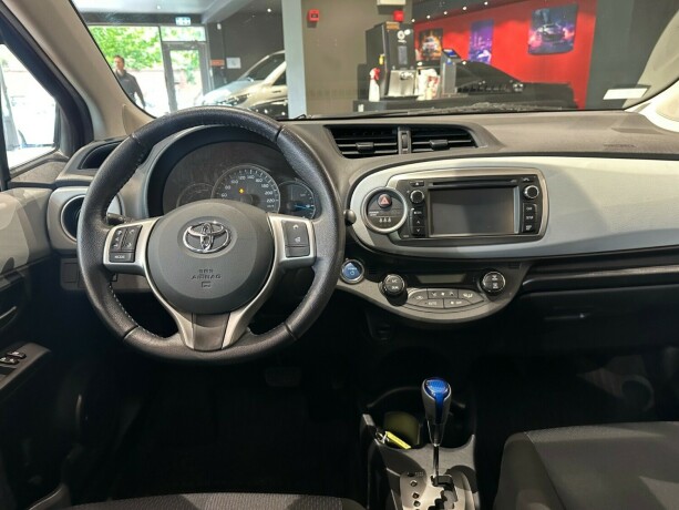 toyota-yaris-elektrisitetbensin-2014-big-12