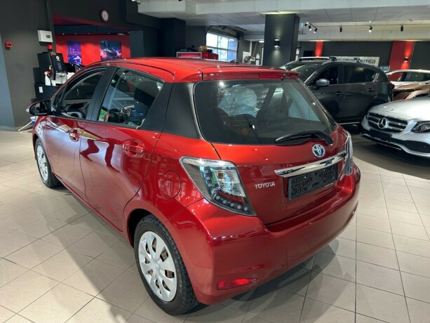 toyota-yaris-elektrisitetbensin-2014-big-27