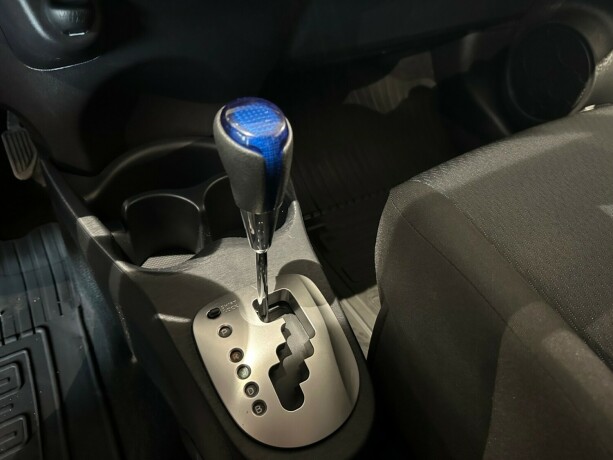 toyota-yaris-elektrisitetbensin-2014-big-13