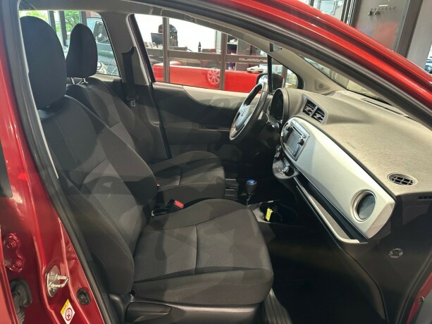 toyota-yaris-elektrisitetbensin-2014-big-14