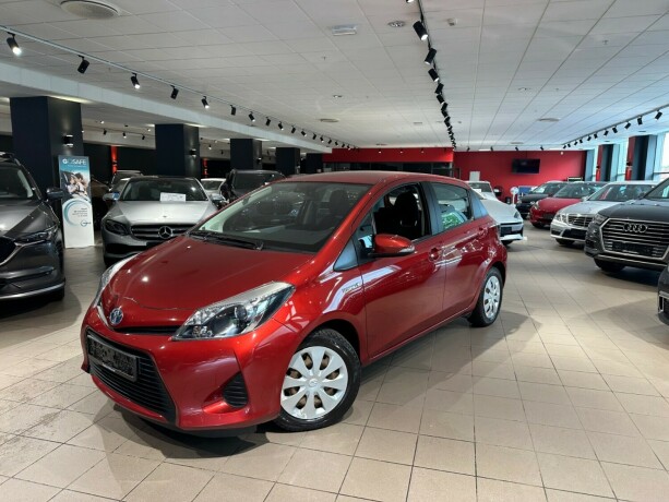 toyota-yaris-elektrisitetbensin-2014-big-0