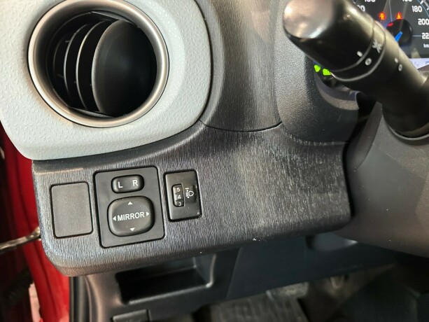 toyota-yaris-elektrisitetbensin-2014-big-19