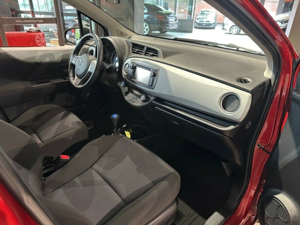 toyota-yaris-elektrisitetbensin-2014-big-15