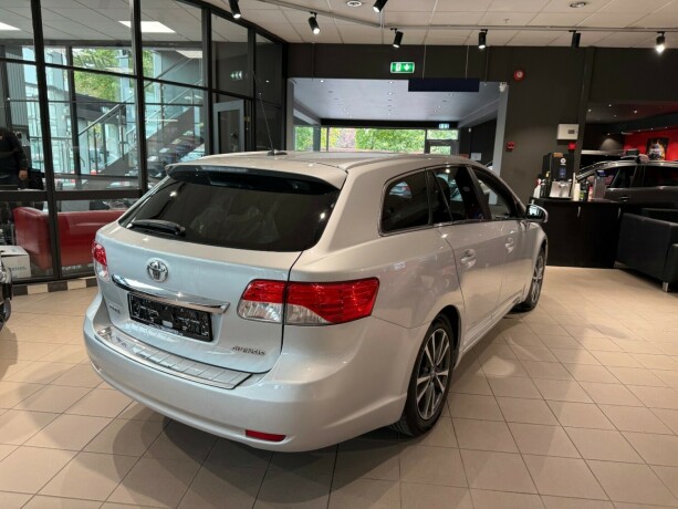 toyota-avensis-bensin-2014-big-7