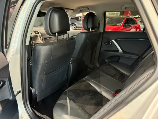 toyota-avensis-bensin-2014-big-13