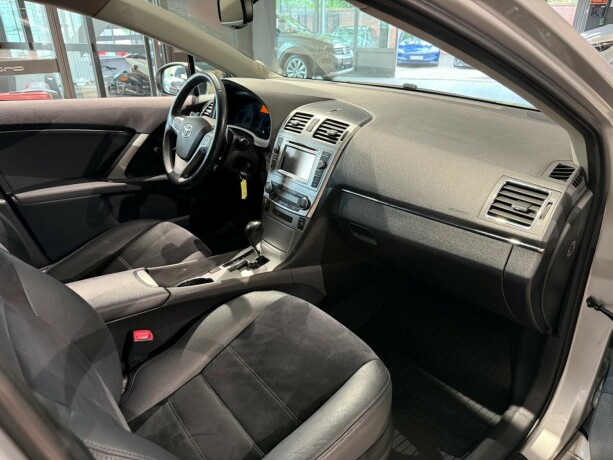 toyota-avensis-bensin-2014-big-14