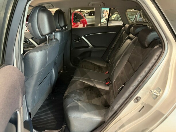 toyota-avensis-bensin-2014-big-8