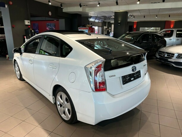 toyota-prius-bensin-2013-big-4