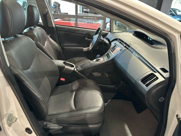 toyota-prius-bensin-2013-big-20