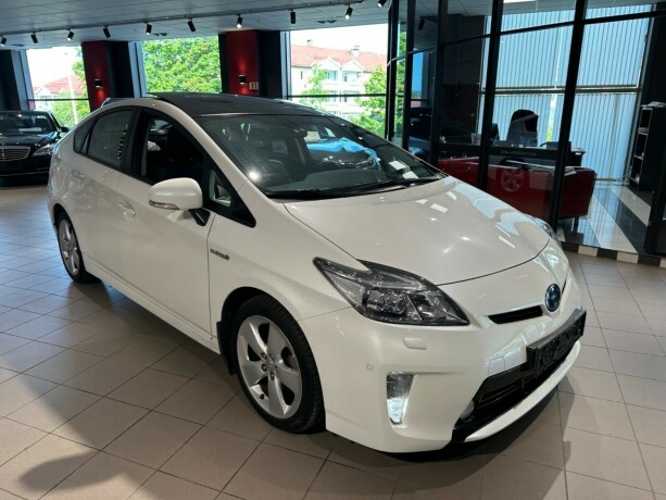 toyota-prius-bensin-2013-big-6