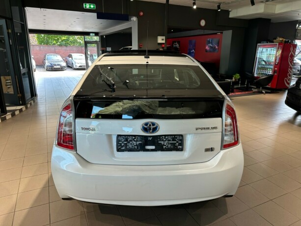 toyota-prius-bensin-2013-big-5