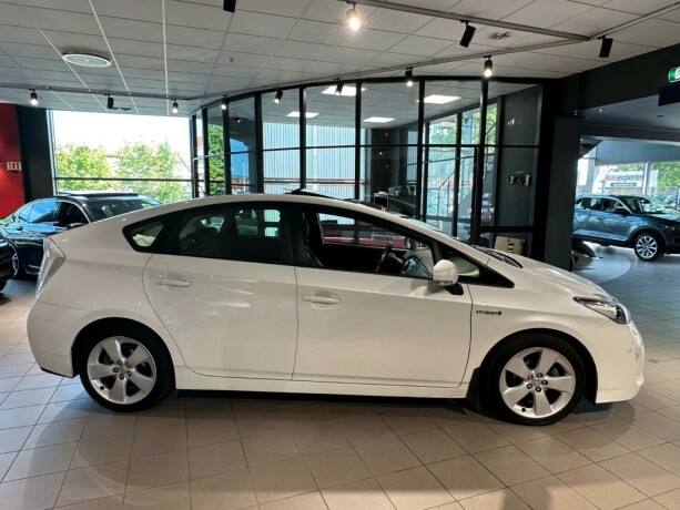 toyota-prius-bensin-2013-big-7
