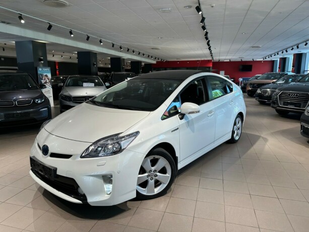 toyota-prius-bensin-2013-big-2