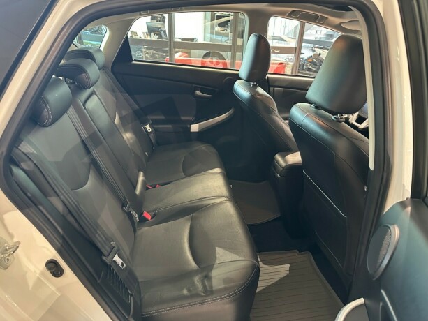 toyota-prius-bensin-2013-big-16