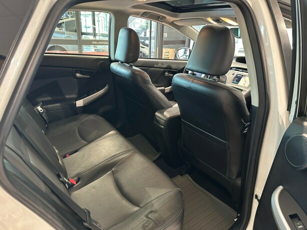 toyota-prius-bensin-2013-big-17