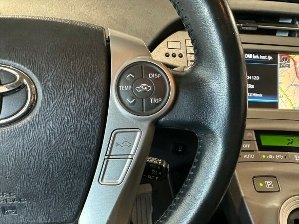 toyota-prius-bensin-2013-big-21