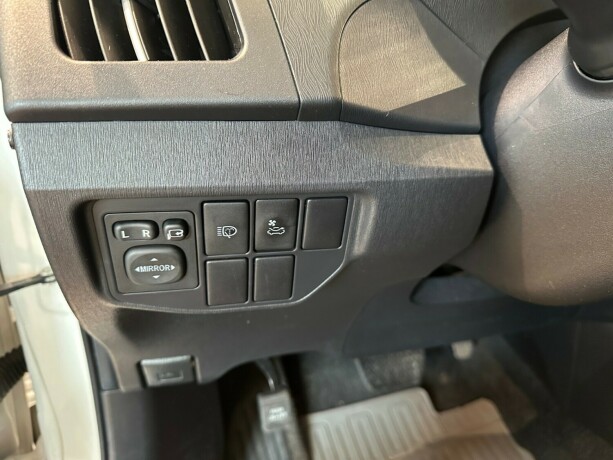 toyota-prius-bensin-2013-big-25