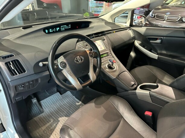 toyota-prius-bensin-2013-big-10
