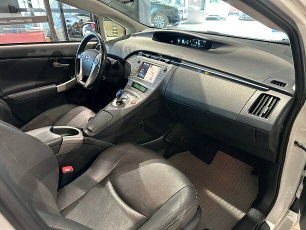 toyota-prius-bensin-2013-big-15