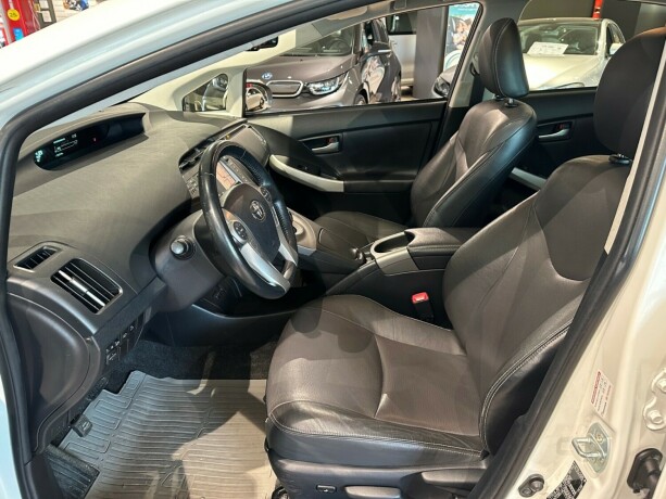 toyota-prius-bensin-2013-big-11