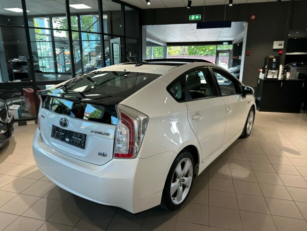 toyota-prius-bensin-2013-big-8