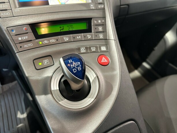 toyota-prius-bensin-2013-big-19