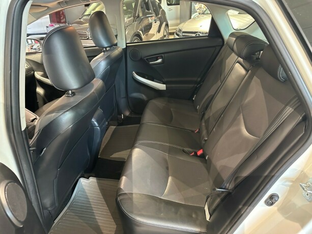 toyota-prius-bensin-2013-big-9