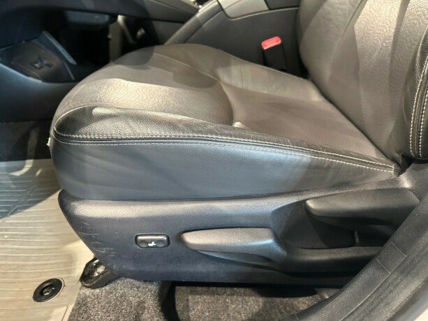 toyota-prius-bensin-2013-big-28