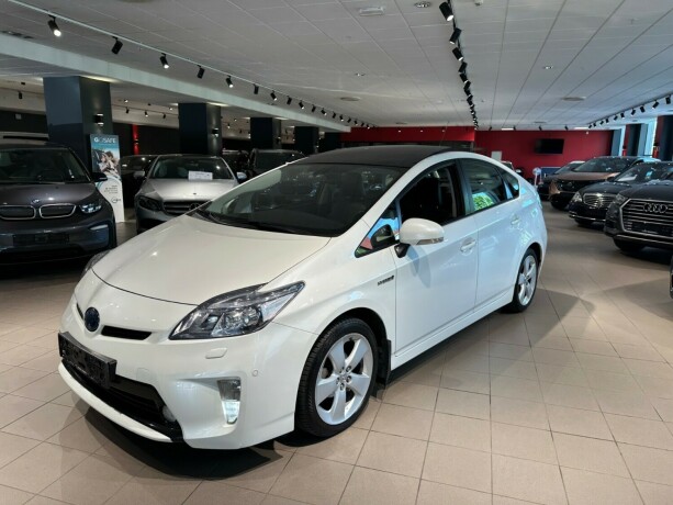 toyota-prius-bensin-2013-big-3