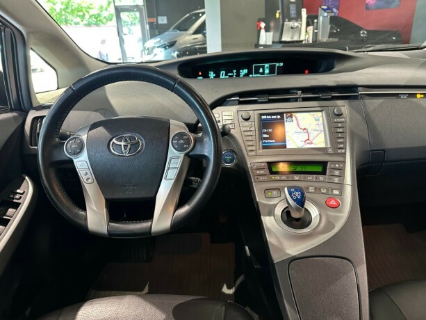 toyota-prius-bensin-2013-big-12