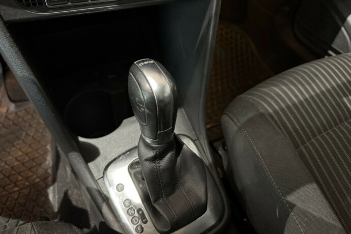 volkswagen-polo-diesel-2011-big-21