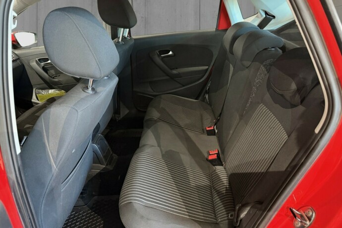 volkswagen-polo-diesel-2011-big-16