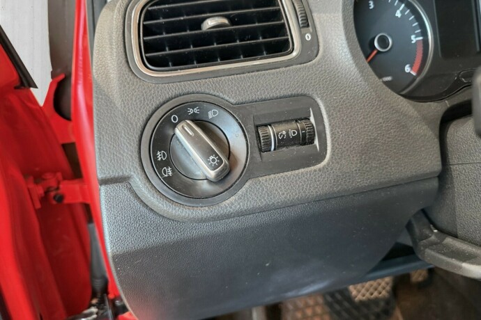 volkswagen-polo-diesel-2011-big-22