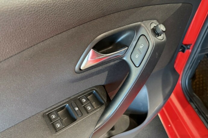 volkswagen-polo-diesel-2011-big-18