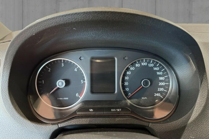 volkswagen-polo-diesel-2011-big-20