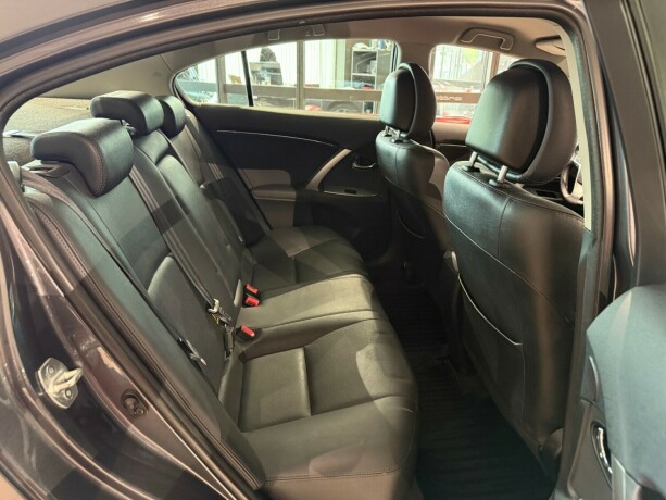 toyota-avensis-bensin-2014-big-16